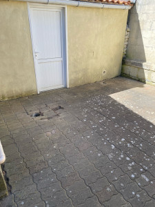 Photo de galerie - Désherbage à la main des pavés auto bloquants 