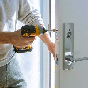 Photo de galerie - Je propose l' installation de serrure et ouverture porte claquée, perçage ou par extraction cylindre. 