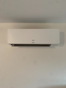 Photo de galerie - Unitée Interieur monosplit FUJITSU by Atlantic
propre et désinfecté 