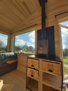 Photo de galerie - Meuble palette et caisse de vin et installation d'un poêle à bois