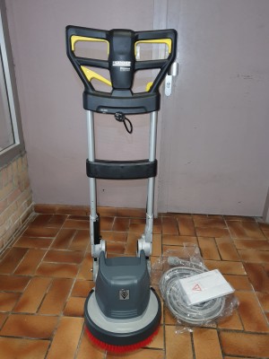 Photo de galerie - Monobrosse / Balayeuse autolaveuse / Laveuse