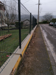 Photo de galerie - Pose d'une clôture rigide sur murette existante