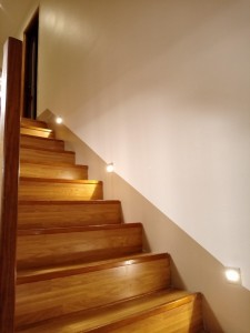 Photo de galerie - Après : réalisation saignée pour installation spots et peinture (escalier murs et plafonds)