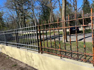 Photo de galerie - Rénovation et restauration de l'ancienne clôture barreaudée - travaux en cours