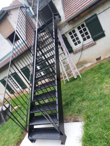 Photo de galerie - Escalier extérieur en fer forgé pour offrir une entrée privée à une location. 
