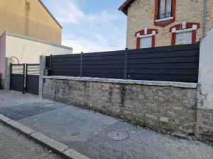 Photo de galerie - Installation de palissade et du portail motorisé 