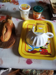 Photo de galerie - Aide aux repas, assisté à la prise de médicaments et au petit déjeuner de la personne dépendante.