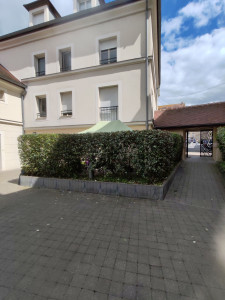 Photo de galerie - Taille d'une petite haie de copropriété.