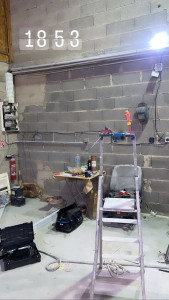 Photo de galerie - Pose de circuit prise et éclairage dans un garage automobile 