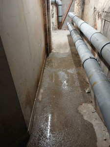 Photo de galerie - Installation d'un tuyau des eux usées au sous sol dans un chantier à Paris. 