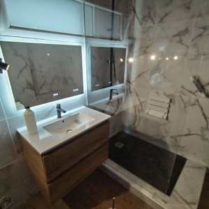Photo de galerie -  Rénovation complète d’une salle de bain : pose du carrelage et parquet , installation de la douche, meuble vasque et finitions. »