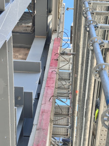 Photo de galerie - Redressage au droit l’enduit existant mal réalisé 