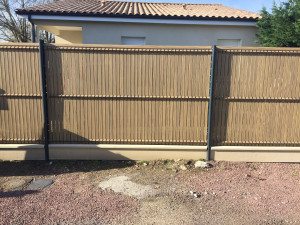 Photo de galerie - Pose de cloture en panneau rigide avec kits occultations