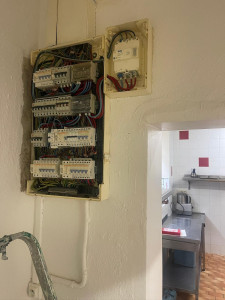 Photo de galerie - Remplacement des disjoncteurs défectueux.