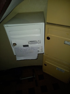 Photo de galerie - Déplacement d'une boite aux lettres mal posée....Avant