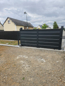 Photo de galerie - Rajout de la clôture. Réalisation de la longrine en béton armé.
Pose du portail de 3m75 et de la motorisation