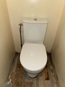 Photo de galerie - Dépose et pose WC simple entiers. (dépose ancien wc + replacement robinet d’arrêt + découpe ancien et nouvelle pipe évacuation et collage + fixation au sol refaite + montage de la chasse d’eau et réglage) 