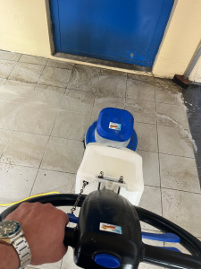 Photo de galerie - Nettoyage de terrasse et sols extérieurs (avant / après). Élimination des saletés, traces et encrassement pour un rendu propre et net. Intervention rapide sur Besançon et alentours – Doubs Pro’Net. 