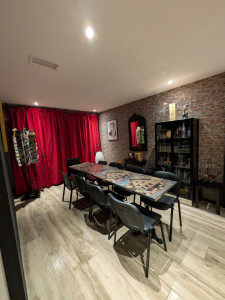 Photo de galerie - Nettoyage de moisissures sur les murs, nettoyage des surfaces et organisation de la pièce.