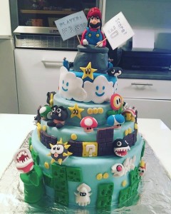 Photo de galerie - Gâteau à étages décoré en pâte à sucre sur le thème du jeu vidéo Mario Bross.
