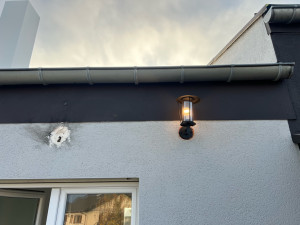 Photo de galerie - Reboucher le trou causer par l’éclair avant de poser la nouvelle applique 