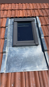 Photo de galerie - Pose de velux plus habergement en zinc 