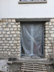Photo de galerie - Posé de fenêtre avec finition linteau et joints de pierre 