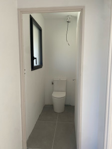 Photo de galerie - Pose et raccordement d’un toilette dans une maison neuve.