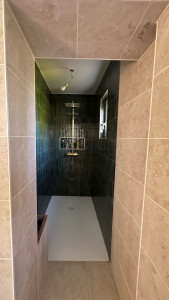 Photo de galerie - Création de salle de bain, pose receveur, mitigeur, arrivée d’eau, évacuation jointage