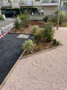 Photo de galerie - Réaménagement complet, pose de traverse, nidagravelle, plantation, écorce de bois, enrobé 