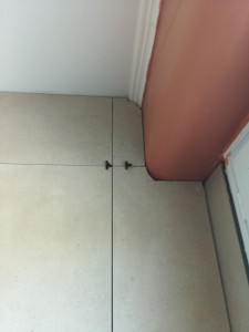 Photo de galerie - Découpe minutieuse sur faïence 