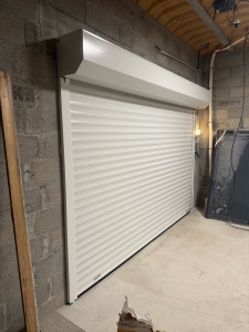 Photo de galerie - Installation porte de garage enroulable connecté https://www.artisan-brico-pro.fr/