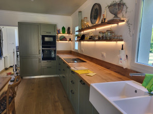 Photo de galerie - Fabrication et installation d'une cuisine équipée. LED intégrée dans des étagères en chêne.