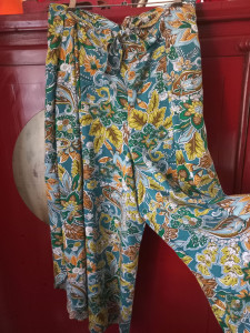 Photo de galerie - Pantalon palazzo réalisé en Viscose
agréable à porter, à nouer devant puis derrière
réalisé avec 2 m 20 de tissu viscose