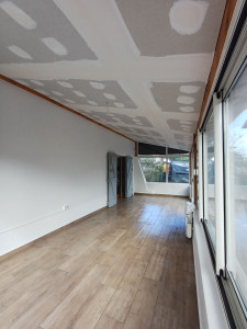 Photo de galerie - Réalisation d'un plafond rampant dans une véranda. isolation 200mm et traitement des joints 