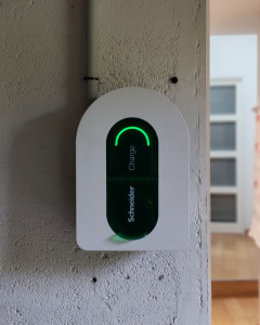 Photo de galerie - Installation d'une Borne électrique Schneider Charge 