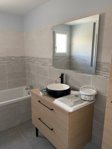 Photo de galerie - Rénovation salle de bain, placo-platre avec bandes, pose équipements sanitaires et faïence 