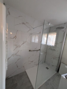 Photo de galerie - Baignoire et lavabo remplacer par douche, meuble vasque et revêtement dumawall (Leroy merlin) sur tous les murs 