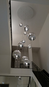 Photo de galerie - Mise en place d'un lustre de prestige dans un appartement Parisien