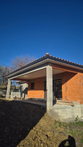 Photo de galerie - Habillage plafond et debord de toiture en pvc blanc et gouttieres alu G325 anthracite