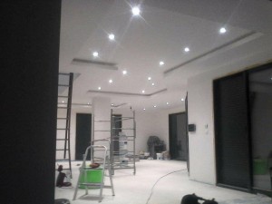 Photo de galerie - Réalisation d'un plafond déco dans toute une pièce à vivre projet maison BBC fait par mes soins