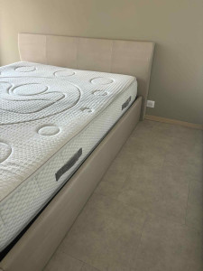 Photo de galerie - ?️ Nettoyage & Ravivage du Blanc – Matelas Nettoyage complet avec aspiration, vapeur 90°, shampoing textile et ravivage du blanc pour redonner éclat et luminosité au tissu. Le matelas retrouve une apparence plus propre, plus claire et fraîche ✨