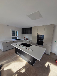 Photo de galerie - Une cuisine avec ilots centrale 