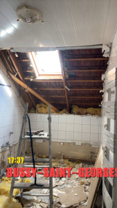 Photo de galerie - Dépose du placo est d’une sale de bain suite à une fuite sur la toiture 