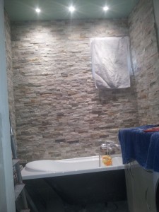 Photo de galerie - Pose de pierre de parement salle de bain