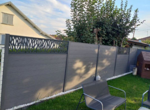 Photo de galerie - Entourage clôture de lame composite,fondation,mise en place des poteaux ,client satisfait.