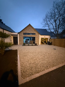 Photo de galerie - Réalisation d’un extérieur avec pose de chaînette, nie d’abeille puis de gravier de deco 