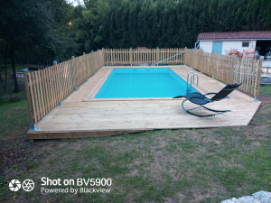 Photo de galerie - Pose terrasse bois autour d'une piscine hors sol semi enterrée 