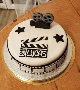 Photo de galerie - Le gâteau d'anniversaire de mon fils (modèle photo et figurant)