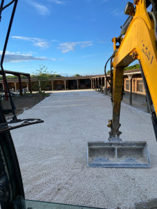 Photo de galerie - Mise en place de 0/20 calcaire pour une allée d’écuries 